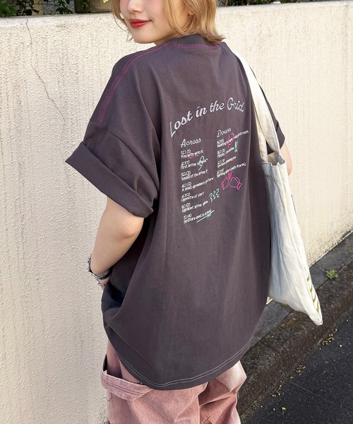 DOUBLE NAME(ダブルネーム)の「Words meet play in a crossword.刺繍TEE(Tシャツ/カットソー・レディース・オフホワイト/ピンク/ブラック系・FREE)」の2枚目の写真