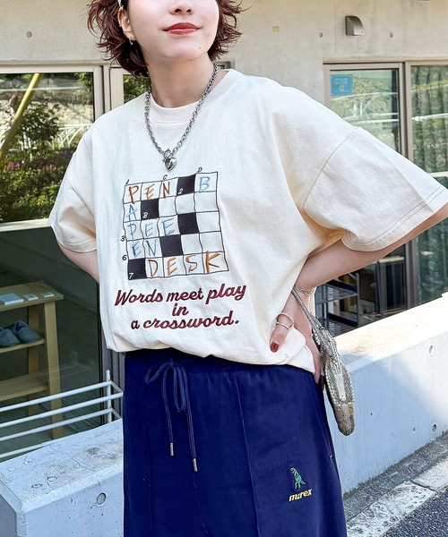 DOUBLE NAME(ダブルネーム)の「Words meet play in a crossword.刺繍TEE(Tシャツ/カットソー・レディース・オフホワイト/ピンク/ブラック系・FREE)」の1枚目の写真
