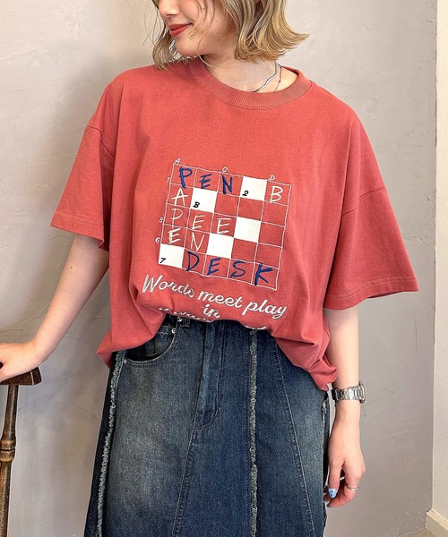 DOUBLE NAME(ダブルネーム)の「Words meet play in a crossword.刺繍TEE(Tシャツ/カットソー・レディース・オフホワイト/ピンク/ブラック系・FREE)」の3枚目の写真