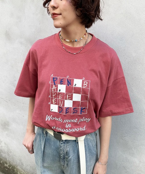 DOUBLE NAME(ダブルネーム)の「Words meet play in a crossword.刺繍TEE(Tシャツ/カットソー・レディース・オフホワイト/ピンク/ブラック系・FREE)」の12枚目の写真