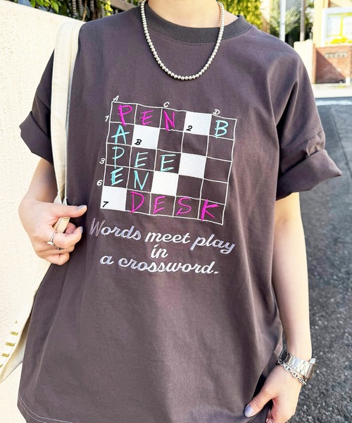 DOUBLE NAME(ダブルネーム)の「Words meet play in a crossword.刺繍TEE(Tシャツ/カットソー・レディース・オフホワイト/ピンク/ブラック系・FREE)」の5枚目の写真