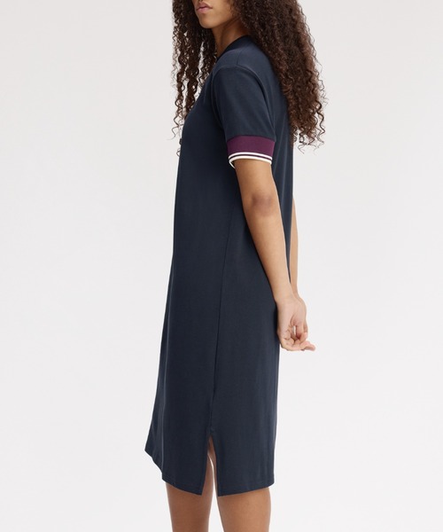 FRED PERRY(フレッドペリー)の「Contrast Cuff Pique T-Shirt Dress/コントラストカフ鹿の子Tシャツワンピース(ワンピース・レディース・ネイビー・10)」の2枚目の写真