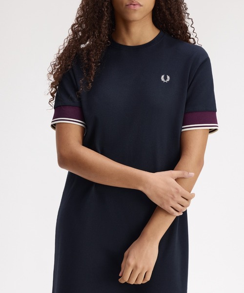 FRED PERRY(フレッドペリー)の「Contrast Cuff Pique T-Shirt Dress/コントラストカフ鹿の子Tシャツワンピース(ワンピース・レディース・ネイビー・10)」の3枚目の写真