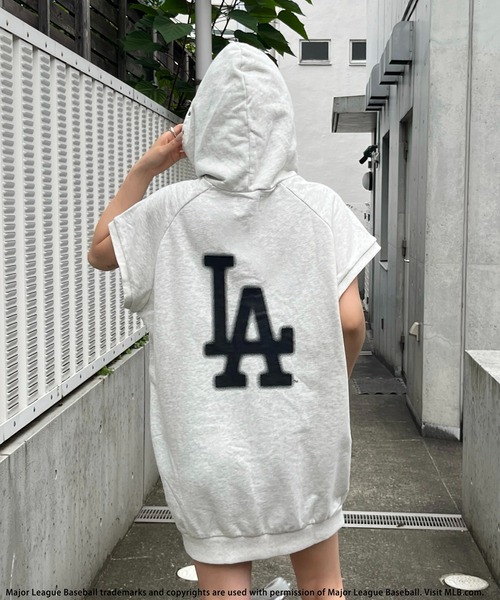 BACK TO THE FIELD（バック トゥー ザ フィールド）の「【MLB】スプレーアートロゴBIGパーカー（ワンピース・レディース・ピンク/ブラック/グレー・FREE）」の2枚目の写真