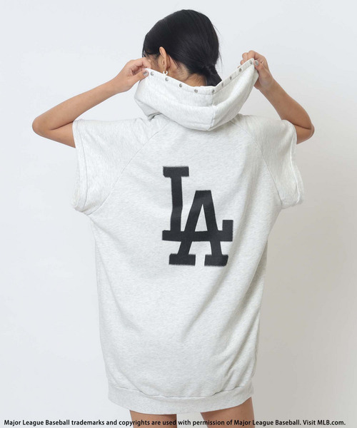 BACK TO THE FIELD（バック トゥー ザ フィールド）の「【MLB】スプレーアートロゴBIGパーカー（ワンピース・レディース・ピンク/ブラック/グレー・FREE）」の5枚目の写真
