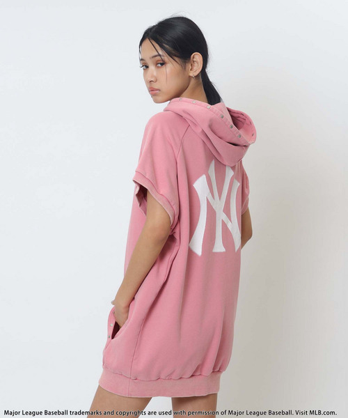 BACK TO THE FIELD（バック トゥー ザ フィールド）の「【MLB】スプレーアートロゴBIGパーカー（ワンピース・レディース・ピンク/ブラック/グレー・FREE）」の4枚目の写真