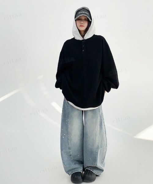 Dalfwin(ダールフィン)の「フード付きヘンリーネックレイヤード風デザイン長袖Tシャツ(Tシャツ/カットソー・レディース・ブラック・FREE)」の4枚目の写真