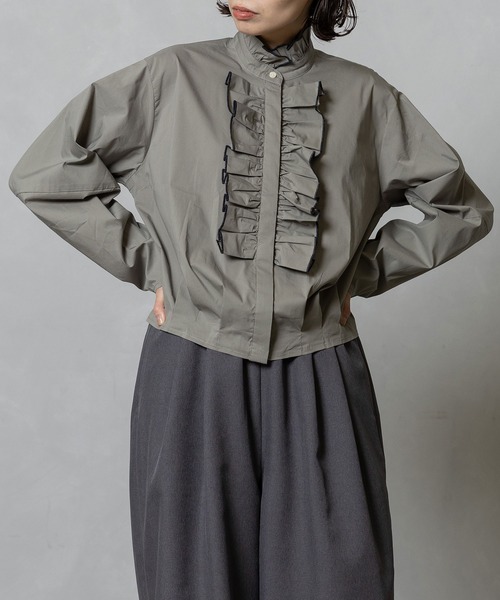 MARECHAL TERRE(マルシャルテル)の「フリルデザインブラウス(シャツ/ブラウス・レディース・ブラック/オフホワイト/グレイッシュベージュ/カーキ・MEDIUM)」の1枚目の写真