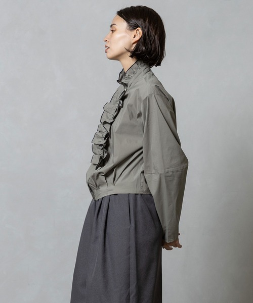 MARECHAL TERRE(マルシャルテル)の「フリルデザインブラウス(シャツ/ブラウス・レディース・ブラック/オフホワイト/グレイッシュベージュ/カーキ・MEDIUM)」の5枚目の写真