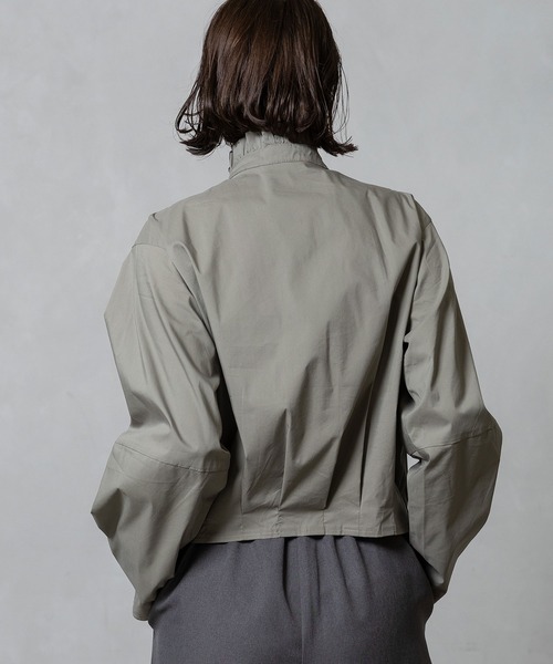 MARECHAL TERRE(マルシャルテル)の「フリルデザインブラウス(シャツ/ブラウス・レディース・ブラック/オフホワイト/グレイッシュベージュ/カーキ・MEDIUM)」の6枚目の写真