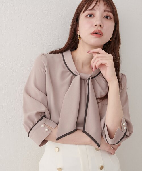natural couture(ナチュラルクチュール)の「配色デザイン7分袖ブラウス(シャツ/ブラウス・レディース・ベージュ/オフホワイト/サックスブルー/ドット・FREE)」の2枚目の写真