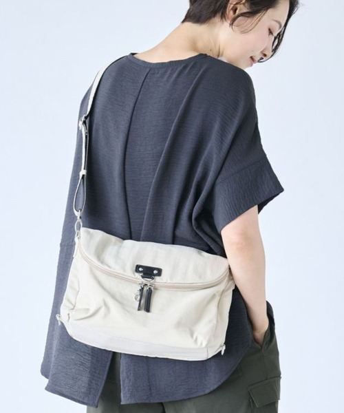 Belle Maison（ベルメゾン）の「急に荷物が増えても慌てない！「タテ拡張」3WAYショルダーリュック（バックパック/リュック・レディース・ブルーグレー/チャコール/マスタード/アイボリー・-）」の2枚目の写真