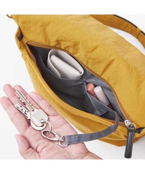 Belle Maison（ベルメゾン）の「急に荷物が増えても慌てない！「タテ拡張」3WAYショルダーリュック（バックパック/リュック・レディース・ブルーグレー/チャコール/マスタード/アイボリー・-）」の6枚目の写真