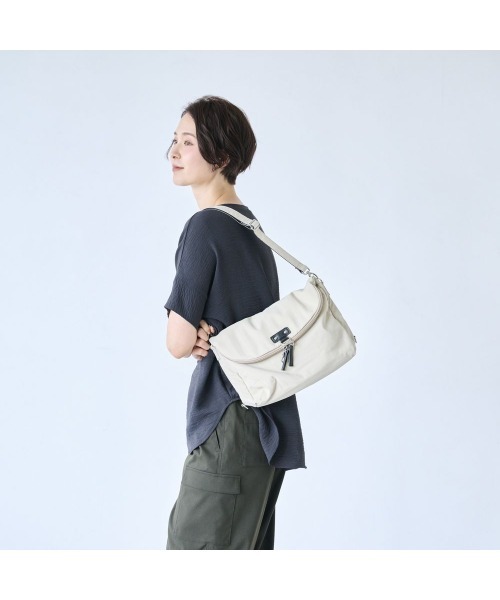 Belle Maison（ベルメゾン）の「急に荷物が増えても慌てない！「タテ拡張」3WAYショルダーリュック（バックパック/リュック・レディース・ブルーグレー/チャコール/マスタード/アイボリー・-）」の12枚目の写真