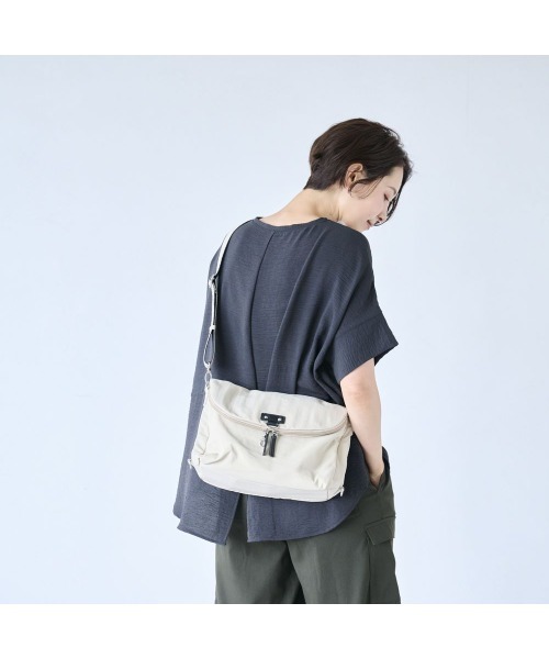 Belle Maison（ベルメゾン）の「急に荷物が増えても慌てない！「タテ拡張」3WAYショルダーリュック（バックパック/リュック・レディース・ブルーグレー/チャコール/マスタード/アイボリー・-）」の13枚目の写真