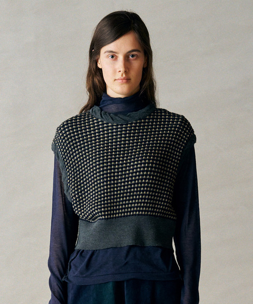 UNFIL(アンフィル)の「UNFIL アンフィル / high twisted wool JQ pattern knit vest ハイツイストウールジャガードパターンニットベスト / WXFL-UW110(ベスト・レディース・ブラウン系その他/チャコールグレー・1)」の2枚目の写真