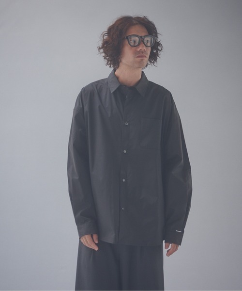 ADAM PATEK(アダムパテック)の「ADAMPATEK/soft calm papertouch broad shirt/ベーシックシャツ(シャツ/ブラウス・メンズ・チャコールグレー/ブラック/ホワイト・1/2)」の2枚目の写真