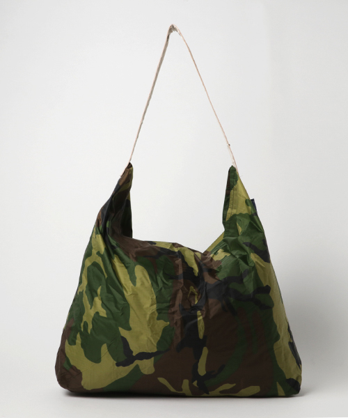 JULY NINE（ジュライナイン）の「JULY NINE:ナイロンビッグトートバッグ（トートバッグ・レディース・ホワイト/レッド/ブラック/オリーブ/イエロー・ONE SIZE）」の3枚目の写真