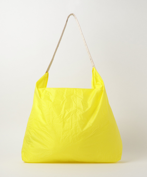 JULY NINE（ジュライナイン）の「JULY NINE:ナイロンビッグトートバッグ（トートバッグ・レディース・ホワイト/レッド/ブラック/オリーブ/イエロー・ONE SIZE）」の4枚目の写真