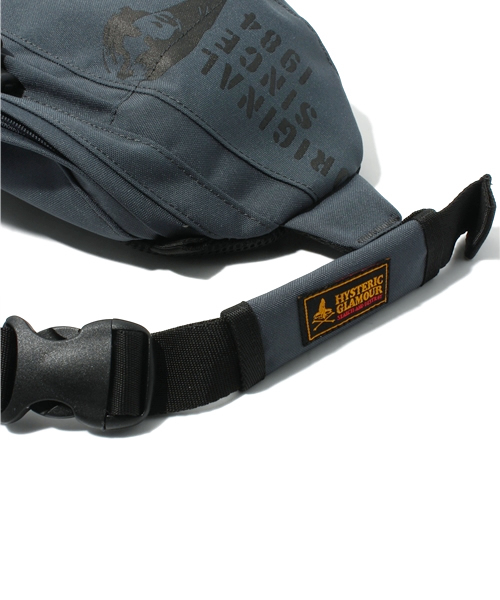 HYSTERIC GLAMOUR（ヒステリックグラマー）の「STENCIL BOP総柄コーデュラ ワンショルダーバッグ（メッセンジャーバッグ・メンズ・ベージュ/カーキ/グレー・FREE）」の6枚目の写真