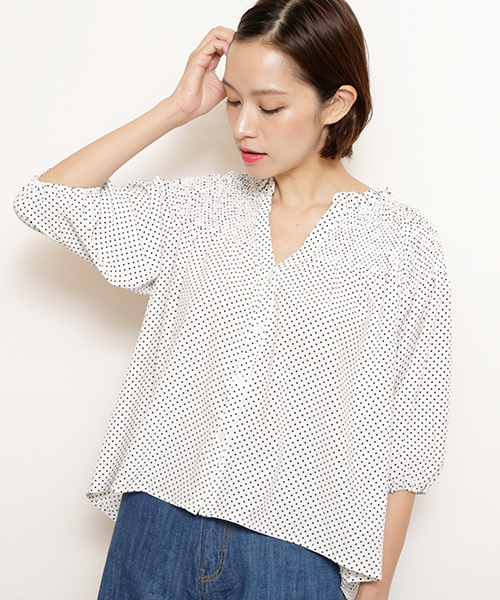 RAY CASSIN（レイカズン）の「ドット柄シャーリングブラウス（シャツ/ブラウス・レディース・ネイビー/ブラック/オフホワイト・FREE）」の2枚目の写真