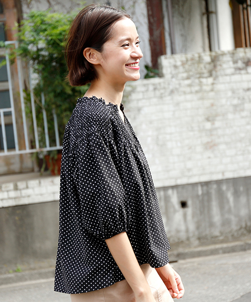 RAY CASSIN（レイカズン）の「ドット柄シャーリングブラウス（シャツ/ブラウス・レディース・ネイビー/ブラック/オフホワイト・FREE）」の3枚目の写真