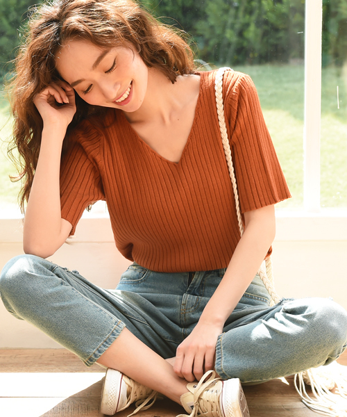 Luz Llena(ラズレナ)の「Vネック5分袖リブニットトップス(ニット/セーター・レディース・ブラック/オレンジ/グレー/ワインレッド・MEDIUM)」の1枚目の写真