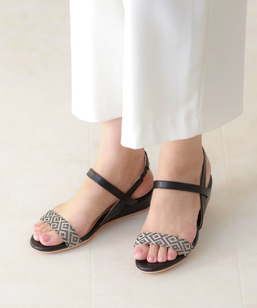 menue（メヌエ）の「3.5cmヒール ゴムストラップ 巻きヒールサンダル（サンダル・レディース・ネイビー/ブラック/スモークピンク/ブラウン系その他/その他/パイソン/ライトグレー/ガンメタ/ラベンダー/ブラック系その他/アッシュグレー/レオパード/その他1/ブラック系その他2/テラコッタ・3L/L/SS/S/LL/M）」の11枚目の写真