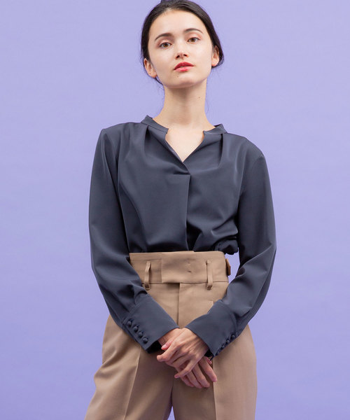 UNITED TOKYO(ユナイテッドトウキョウ)の「スキッパーロングスリーブブラウス(シャツ/ブラウス・レディース・ベージュ/ネイビー/ブラウン/オフホワイト/レンガ・1)」の15枚目の写真
