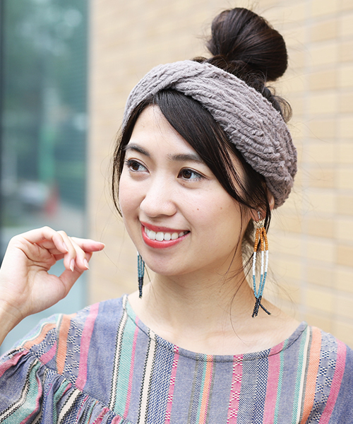 チチカカ（チチカカ）の「ファーねじれヘアバンド（ヘアバンド・レディース・ブラウン/グレー/アイボリー・FREE）」の2枚目の写真