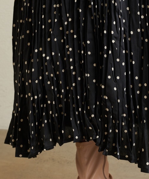 natural couture（ナチュラルクチュール）の「クリンクルサテンドットスカート（スカート・レディース・オフホワイト/ブラック・FREE）」の3枚目の写真