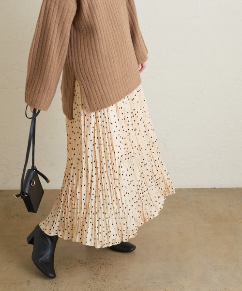 natural couture（ナチュラルクチュール）の「クリンクルサテンドットスカート（スカート・レディース・オフホワイト/ブラック・FREE）」の4枚目の写真
