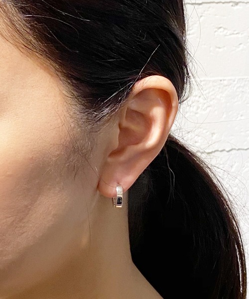 Blanche(ブランシュ)の「Blanche ブランシュ セエグメントクリッカーピアス Bonheur(ボヌール) SILVER(ピアス(両耳用)・レディース・ゴールド/シルバー・FREE)」の1枚目の写真