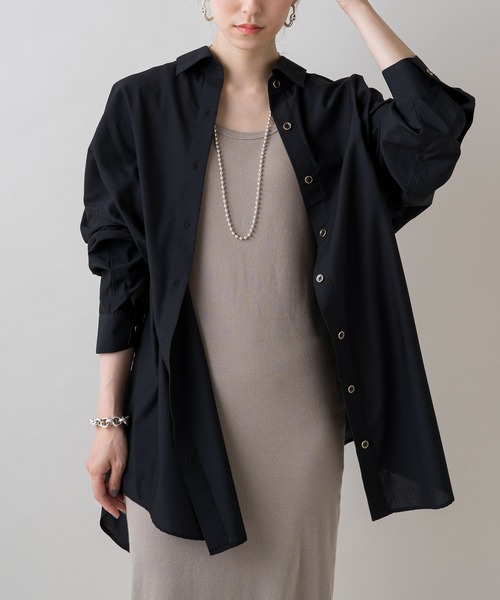 LOUNGEDRESS(ラウンジドレス)の「オーバーフィットシャツ(シャツ/ブラウス・レディース・ブルー/オフホワイト/ブラック・FREE)」の2枚目の写真