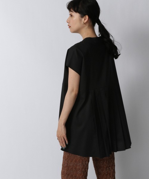 LOWRYS FARM(ローリーズファーム)の「タックシャツショートスリーブ 952035(シャツ/ブラウス・レディース・ブラック/オフホワイト/グリーン・FREE)」の4枚目の写真