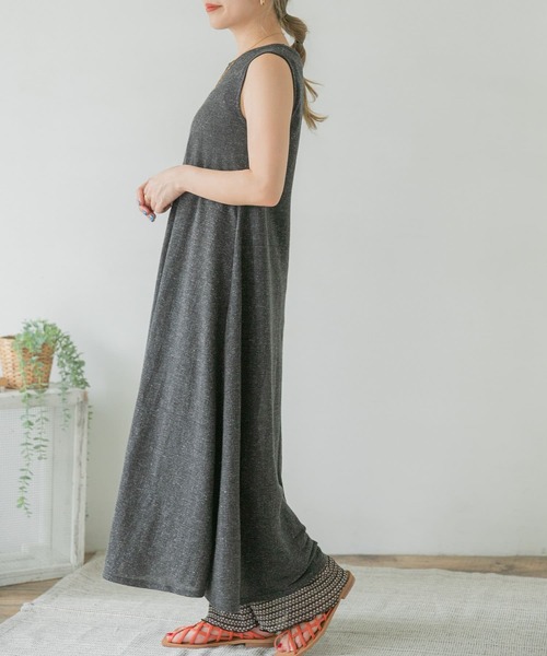 ITEMS URBANRESEARCH（アイテムズ アーバンリサーチ）の「ガーゼノースリーブワンピース（ワンピース・レディース・チャコールグレー/ベージュ/オフホワイト・FREE）」の2枚目の写真