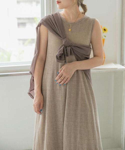 ITEMS URBANRESEARCH（アイテムズ アーバンリサーチ）の「ガーゼノースリーブワンピース（ワンピース・レディース・チャコールグレー/ベージュ/オフホワイト・FREE）」の4枚目の写真