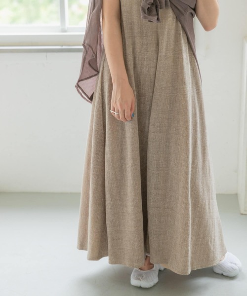 ITEMS URBANRESEARCH（アイテムズ アーバンリサーチ）の「ガーゼノースリーブワンピース（ワンピース・レディース・チャコールグレー/ベージュ/オフホワイト・FREE）」の5枚目の写真