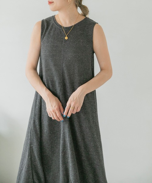 ITEMS URBANRESEARCH（アイテムズ アーバンリサーチ）の「ガーゼノースリーブワンピース（ワンピース・レディース・チャコールグレー/ベージュ/オフホワイト・FREE）」の21枚目の写真
