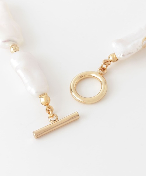 URBAN RESEARCH（アーバンリサーチ）の「バロックパールネックレス（ネックレス・レディース・ゴールド・-）」の3枚目の写真