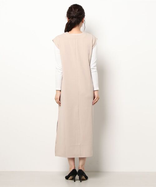 Chiaro（キアロ）の「ポンチVネックスリットワンピース（ジャンパースカート・レディース・ブラック/オレンジ/アイボリー/グレイッシュベージュ・FREE）」の6枚目の写真