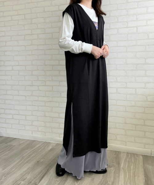 Chiaro（キアロ）の「ポンチVネックスリットワンピース（ジャンパースカート・レディース・ブラック/オレンジ/アイボリー/グレイッシュベージュ・FREE）」の2枚目の写真