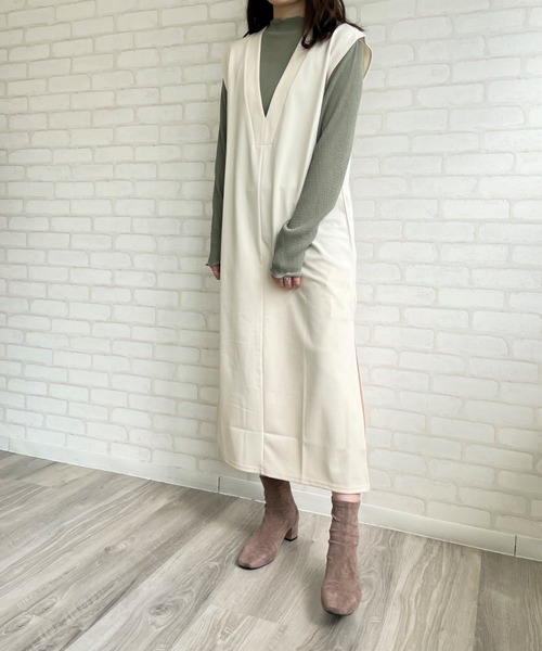 Chiaro（キアロ）の「ポンチVネックスリットワンピース（ジャンパースカート・レディース・ブラック/オレンジ/アイボリー/グレイッシュベージュ・FREE）」の7枚目の写真