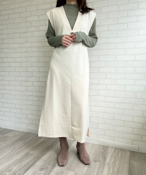 Chiaro（キアロ）の「ポンチVネックスリットワンピース（ジャンパースカート・レディース・ブラック/オレンジ/アイボリー/グレイッシュベージュ・FREE）」の10枚目の写真