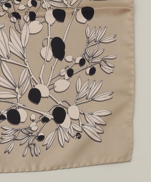 Aresense（アーセンス）の「AENEIS/エネス OLEA SILK SCARF/シルクスカ－フ（ストール/ショール・レディース・ベージュ/キャメル・ONE SIZE）」の4枚目の写真