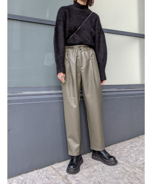 MOUSSY（マウジー）の「F／LEATHER GATHER パンツ（その他パンツ・レディース・ブラック/ベージュ/カーキ・1/2）」の21枚目の写真