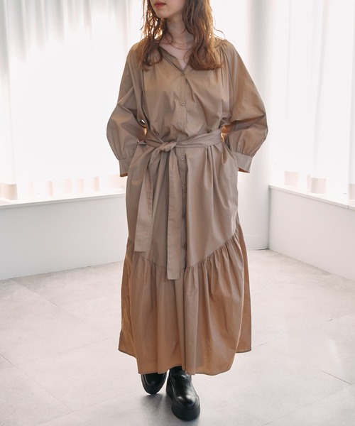 toucher du brise(トゥシェドブリーズ)の「【ボリューム感がポイント】キーネック裾フリルロングワンピース(ワンピース・レディース・グレー/ブラック/ベージュ・M)」の14枚目の写真