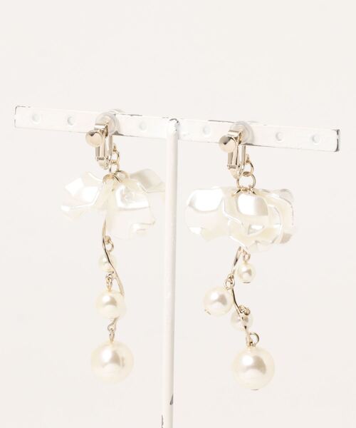 Cupid Heart（キューピッドハート）の「【Cupid Heart】結婚式アクセサリー フラワーダンスイヤリング（イヤリング・レディース・ベージュ・MEDIUM）」の6枚目の写真