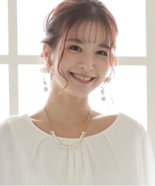 Cupid Heart（キューピッドハート）の「【Cupid Heart】結婚式アクセサリー フラワーダンスイヤリング（イヤリング・レディース・ベージュ・MEDIUM）」の2枚目の写真