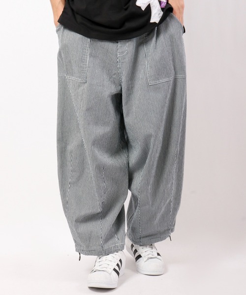 RE730（アールイーセブンサーティー）の「Balloon wide baker pants / 裾ドローコード バルーンワイドベイカーパンツ unisex（その他パンツ・メンズ・サックスブルー/インディゴブルー/オフホワイト/グリーン/ブラック/ホワイト系その他/ブルー系その他/ホワイト×ブラック/マスタード・S/M/L）」の8枚目の写真